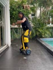 Tekno – She Hold Me For Work